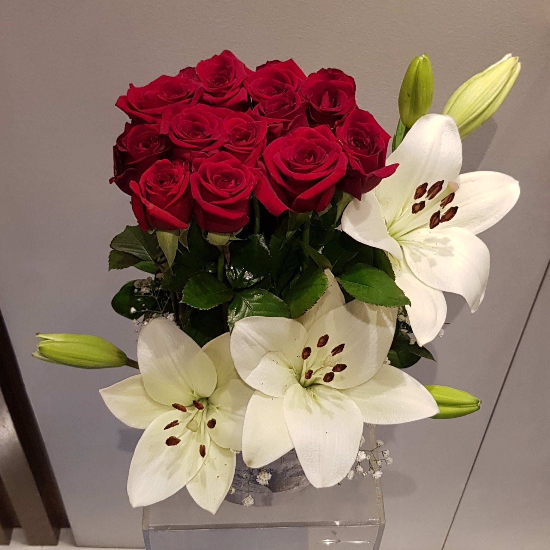 Roses and Lily white box Flowerssend_delivery_Amman_Jordan